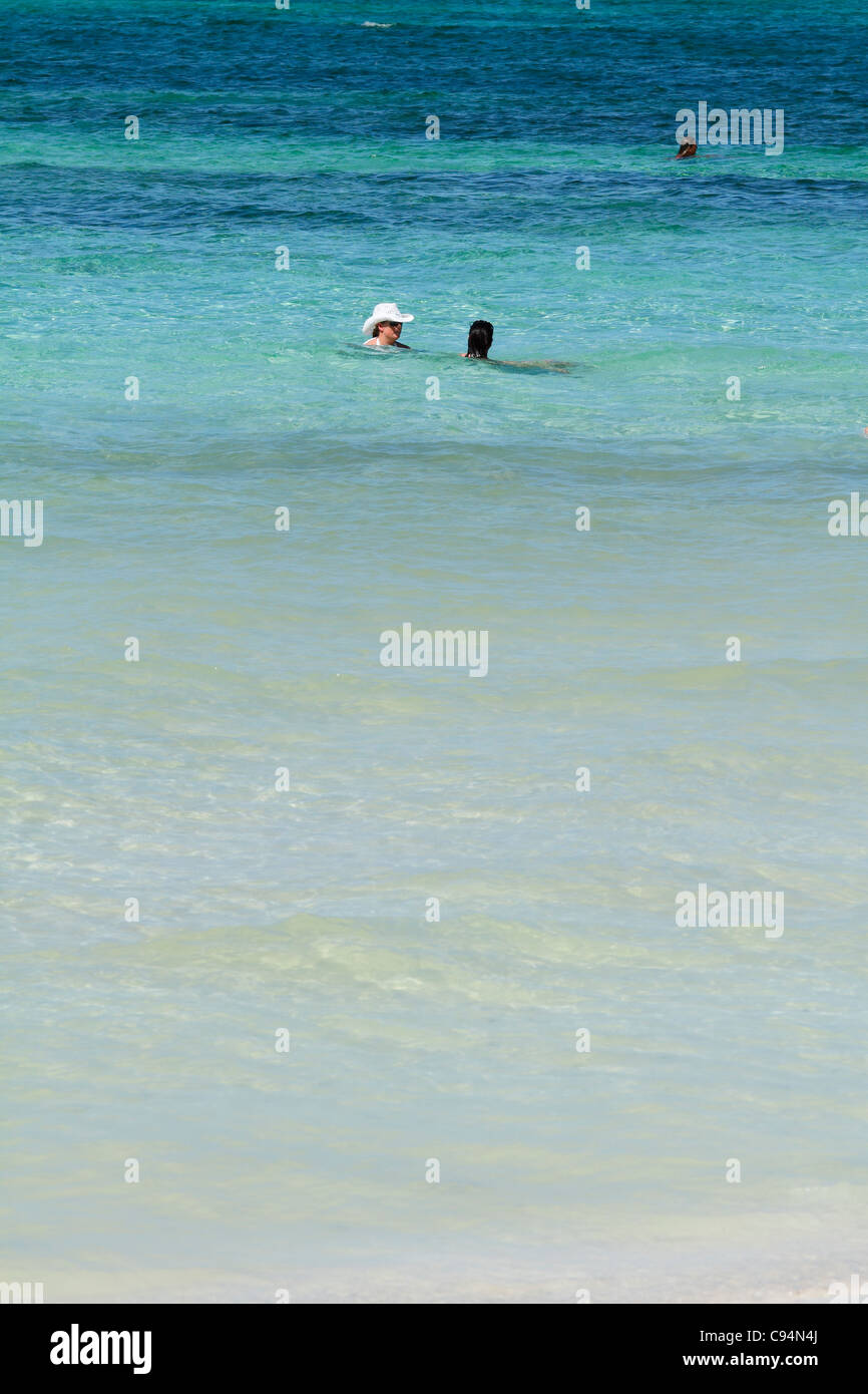 Turismo caucasica donna bianco con il cappello da cowboy in mare (spiaggia) Guardalavaca, Cuba, Caraibi Novembre 2010 Foto Stock