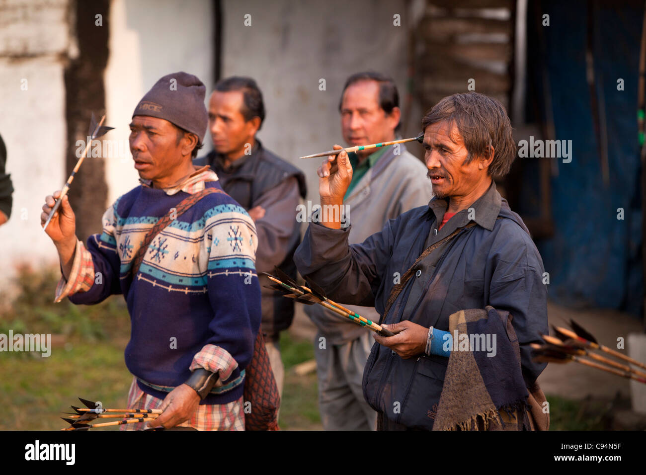 India, Meghalaya, Shillong, Bola tiro con l'arco, arcieri lanciare freccette ifor pratica di destinazione tra i concorsi Foto Stock