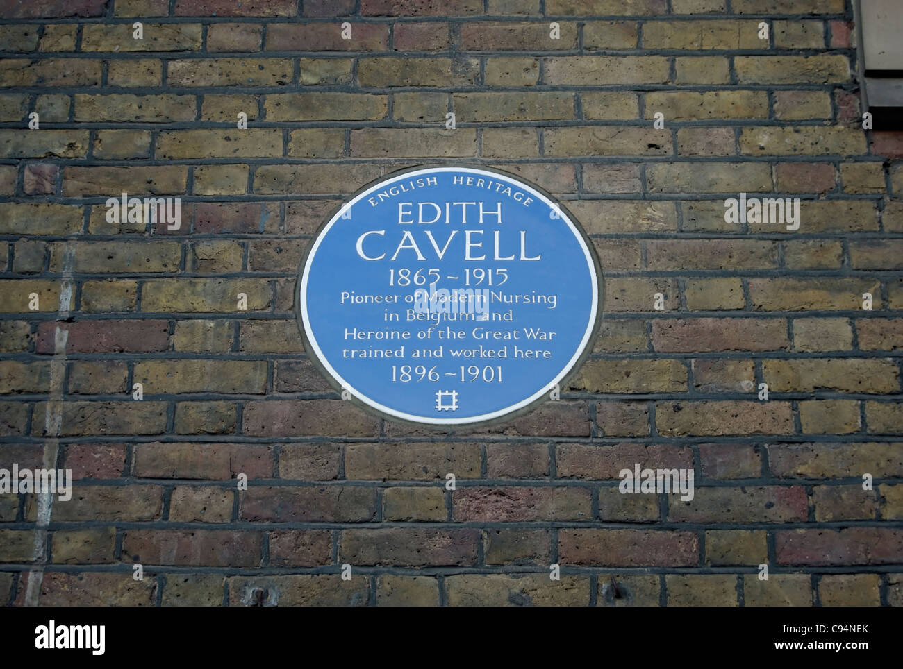 English Heritage blue lapide commemorativa medical pioneer Edith Cavell, presso l ospedale di Londra, Whitechapel di Londra, Inghilterra Foto Stock