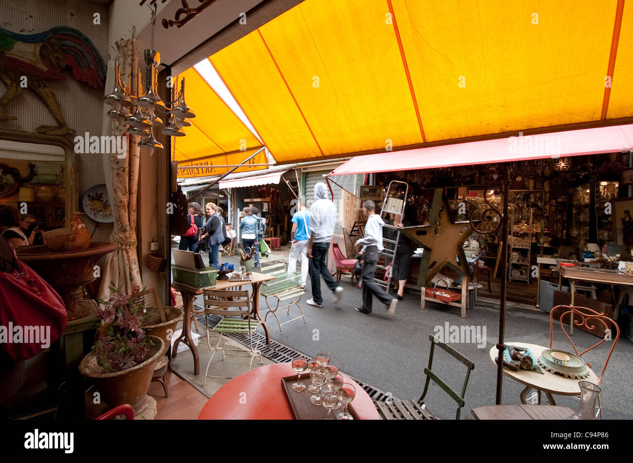 Il mercato delle pulci di Saint-Ouen Parigi vicino a Parigi, Francia Foto Stock