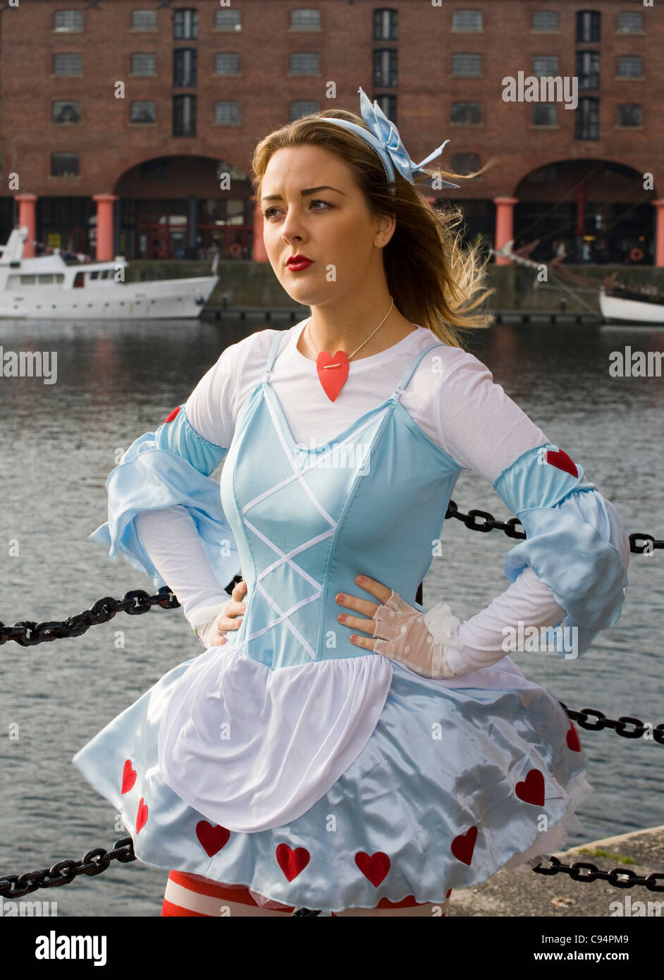 Giovane Donna vestita di Alice nel Paese delle Meraviglie costume di Albert  Dock, Liverpool, Merseyside, Regno Unito Foto stock - Alamy