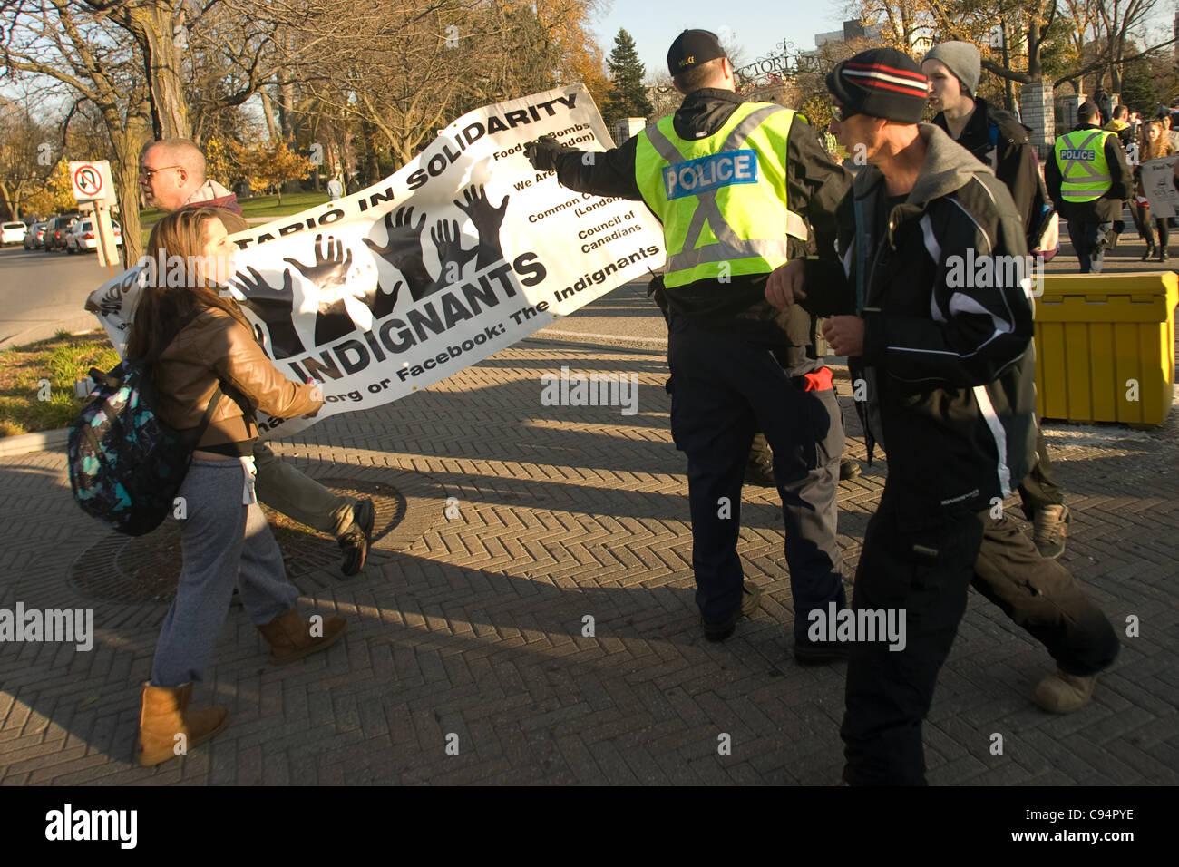 London Ontario, Canada - 12 novembre 2011. Che cosa ha cominciato fuori come un rally in Victoria Park, dove occupare Londra era accampato, si è trasformato in una improvvisata marzo attraverso il cuore del centro cittadino. La polizia ha informato i manifestanti che erano entro i loro diritti a marzo, ma ha richiesto che essi rimangano su si Foto Stock