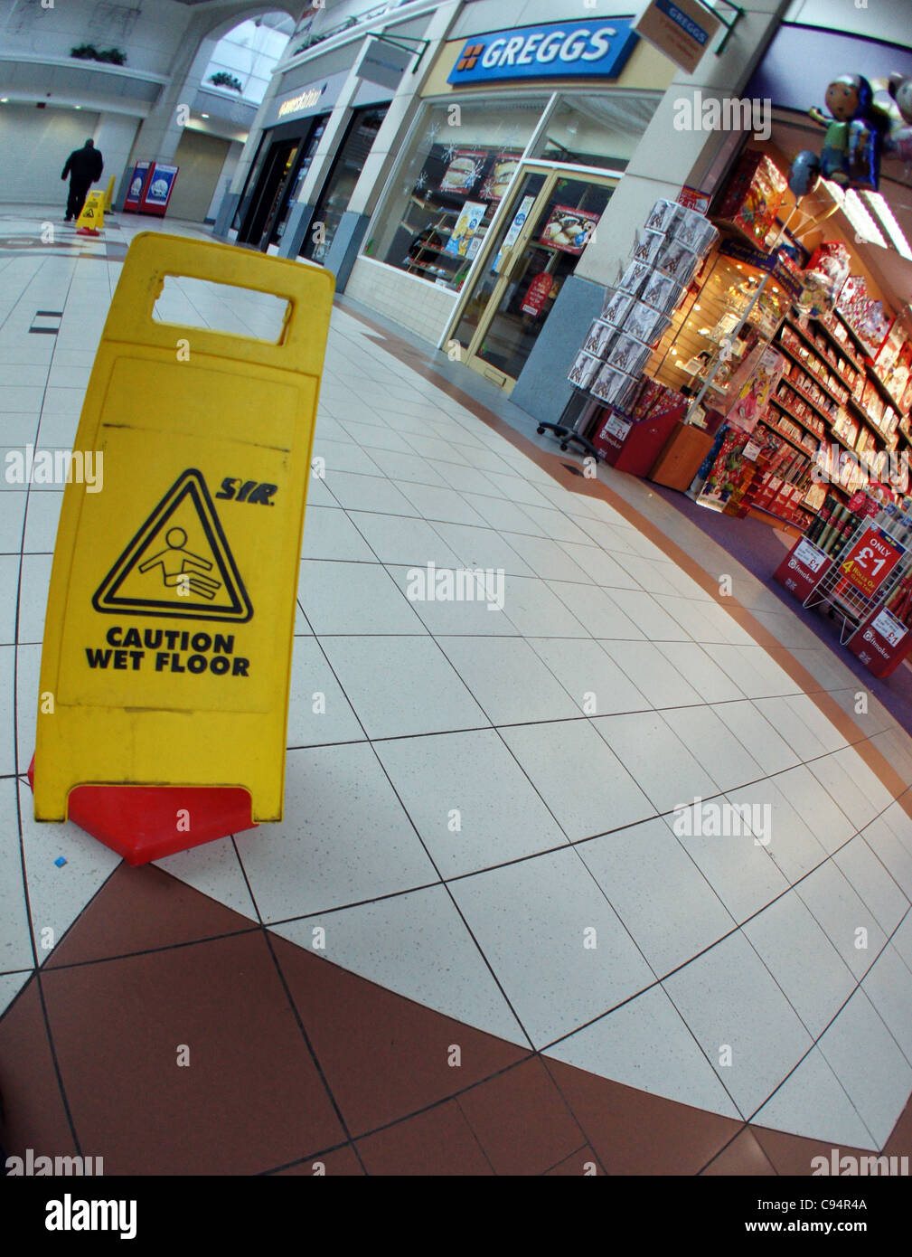 Un pavimento bagnato nel segno di un locale centro commerciale Foto Stock