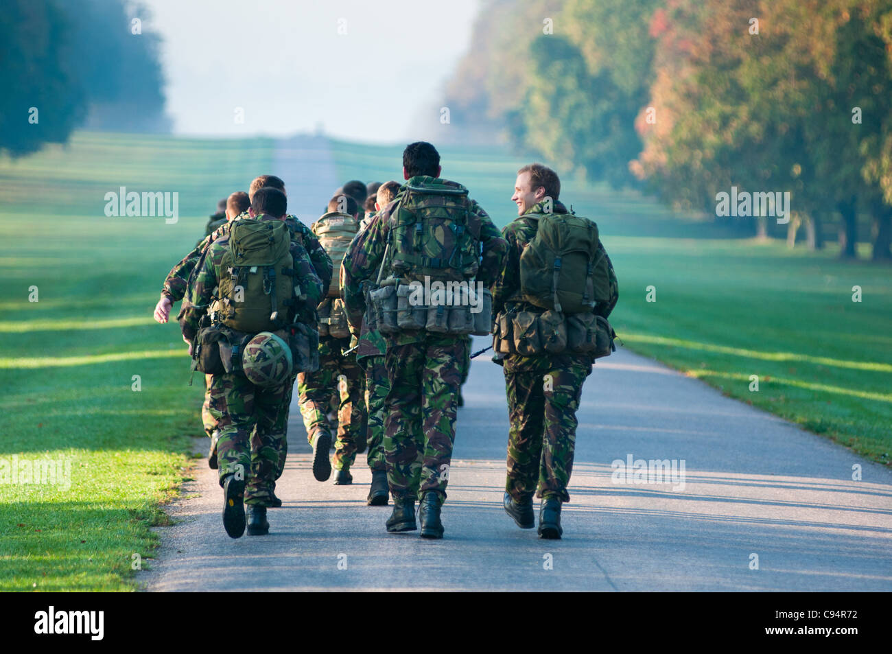 Soldati o irlandese Guardie fuori della formazione in Windsor Great Park, Berkshire, Inghilterra. Foto Stock