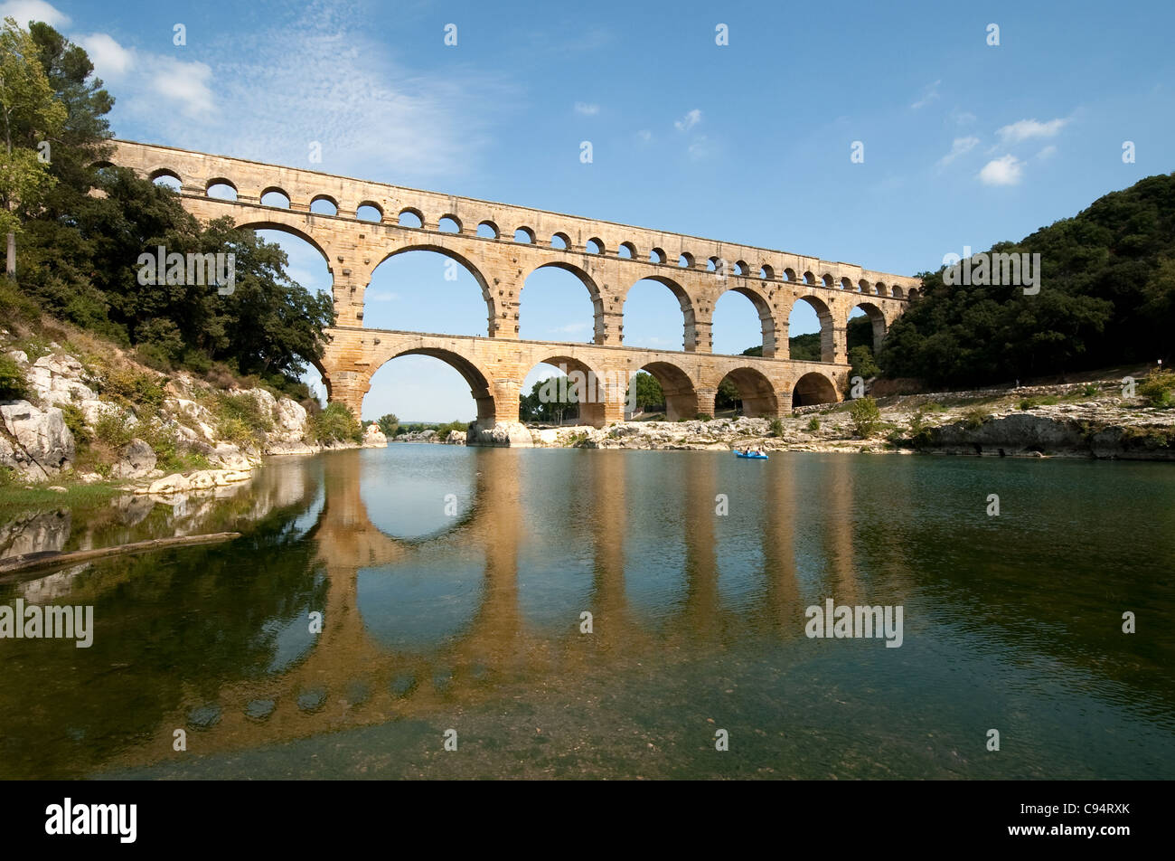 Pont du Gard un acquedotto romano costruito per portare il Nîmes alimentazione idrica attraverso il fiume Gardon vicino Remoulins Gard Francia Foto Stock