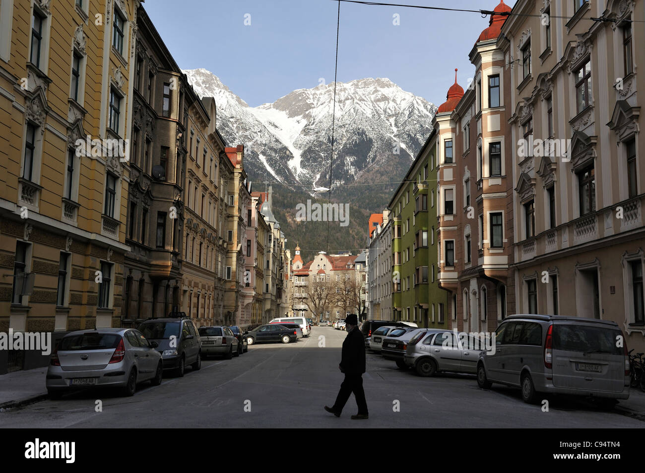 La città vecchia di Innsbruck, Austria un tardo gli inverni di pomeriggio, come la luce del giorno di fading. Scene tradizionali. Foto Stock