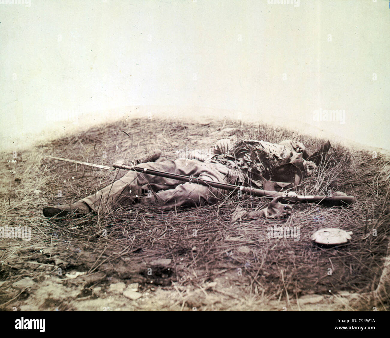 Campo di battaglia di Gettysburg--corpo di un soldato in 'il campo di grano,' evidentemente ucciso dall esplosione di una shell. Foto Stock