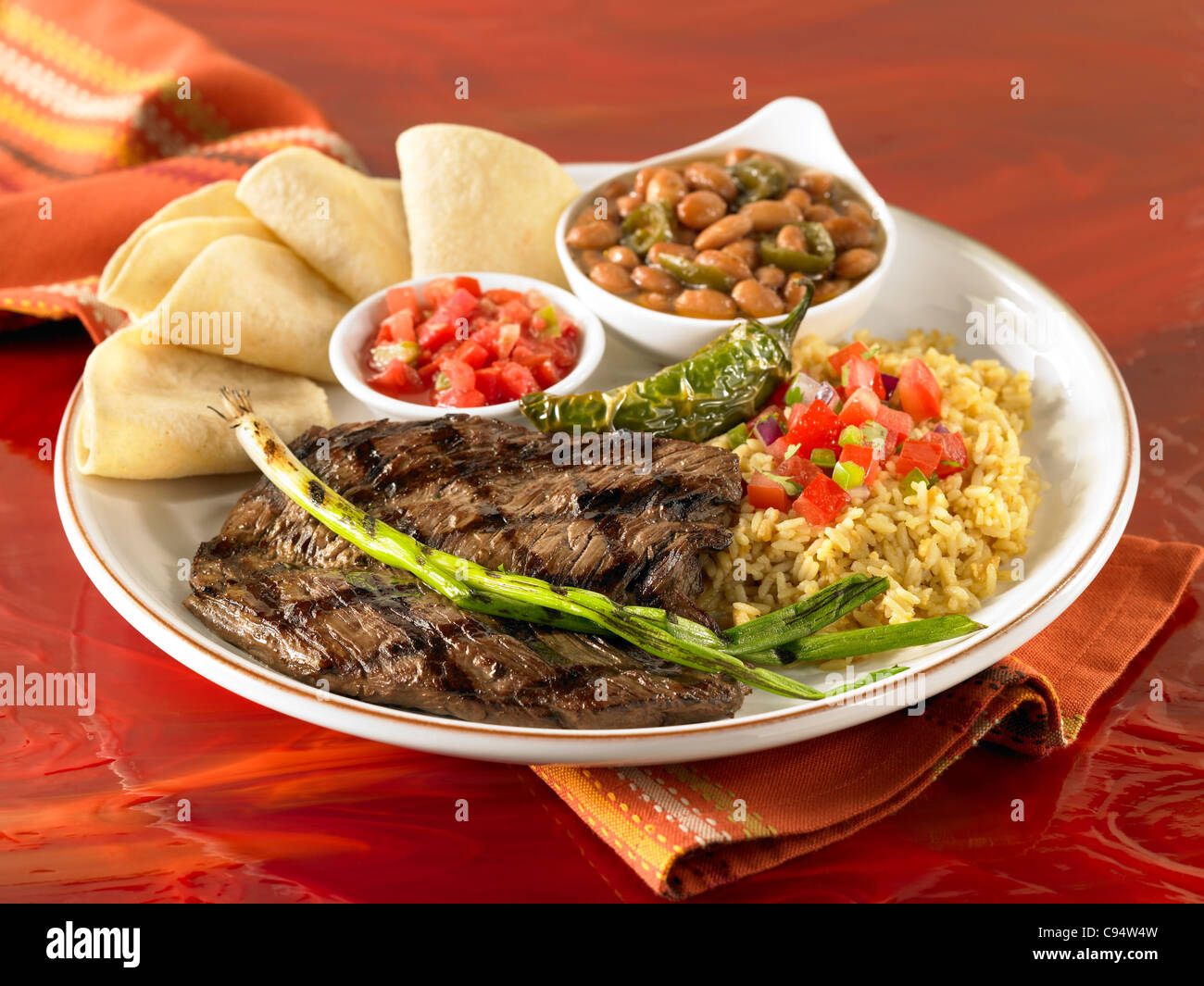 Carne Asada servita con riso e fagioli pinto e tortillas Foto Stock