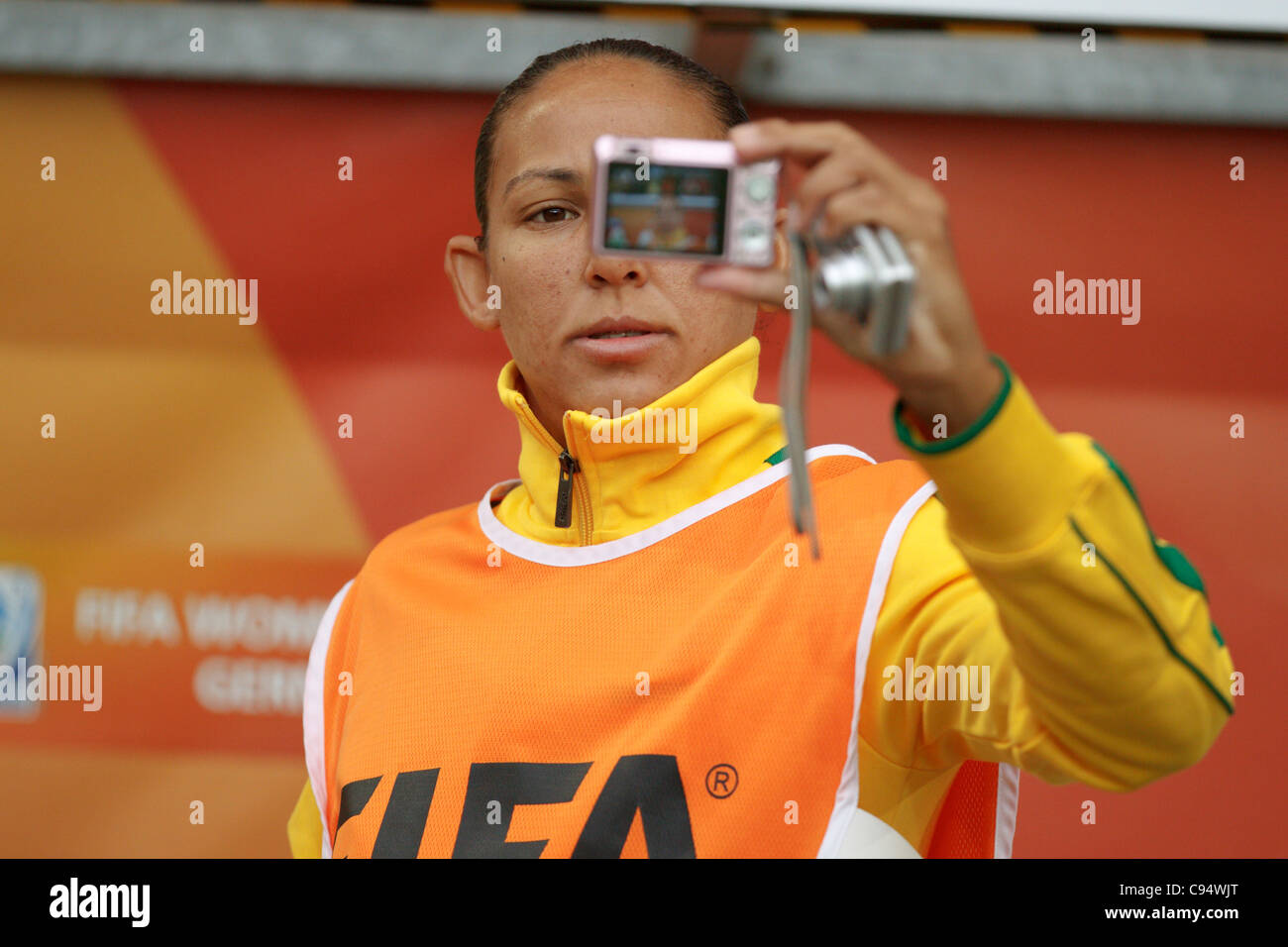 Daniele del Brasile richiede un immagine di se stessa sul banco del team prima di un 2011 Coppa del Mondo Donne Gruppo D match contro la Norvegia. Foto Stock