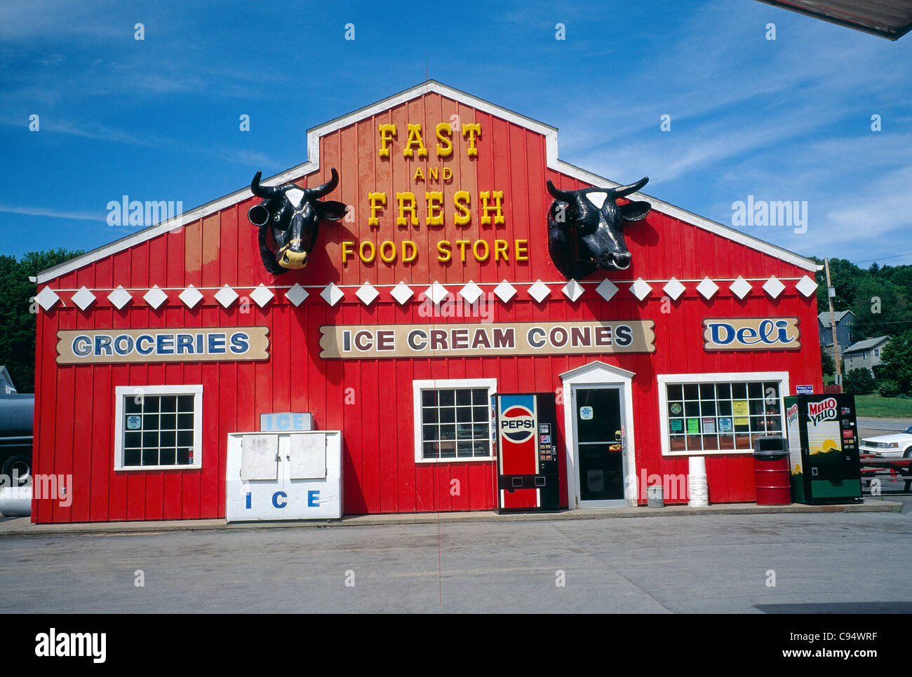 Divertente il negozio di alimentari facciata con teste di vacca sulla parete esterna, vicino Oriente Brady, Pennsylvania, STATI UNITI D'AMERICA Foto Stock