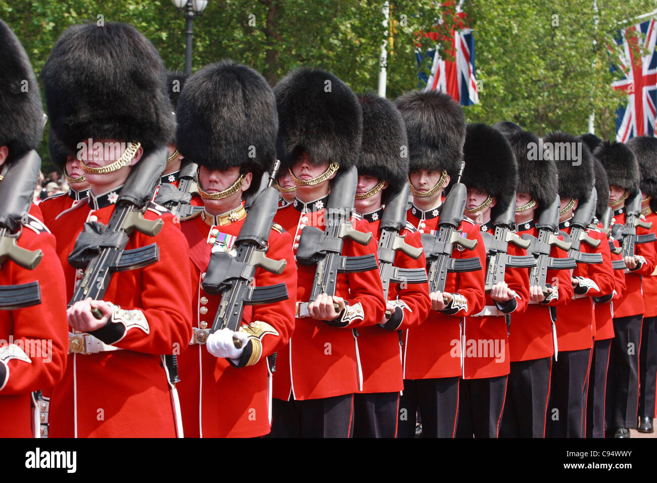 Le protezioni del piede con le pistole di macchina sulla sfilata di Pall Mall, Londra, Regno Unito. Foto Stock