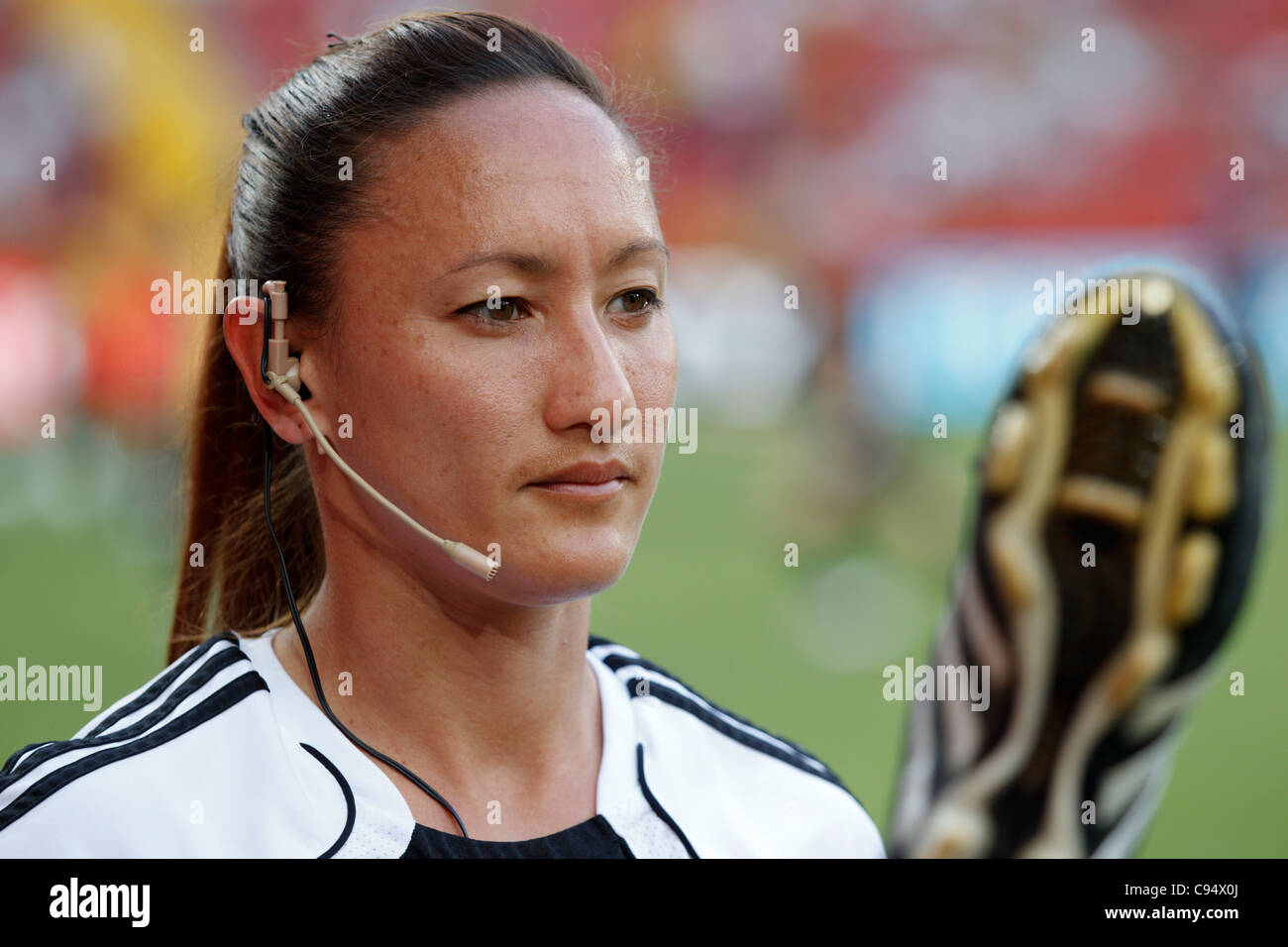DRESDA, GERMANIA - 10 LUGLIO: L'assistente arbitro Sarah ho si riscalda con calci alle gambe prima di una partita di calcio dei quarti di finale della Coppa del mondo femminile FIFA tra Stati Uniti e Brasile allo stadio Rudolf Harbig il 10 luglio 2011 a Dresda, Germania. Solo per uso editoriale. Uso commerciale vietato. (Fotografia di Jonathan Paul Larsen / Diadem Images) Foto Stock