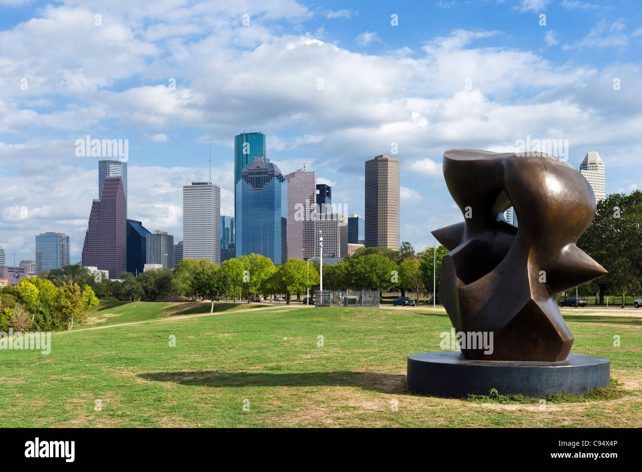 Skyline della città con grande pezzo fuso scultura di Henry Moore in primo piano, Allen Parkway, Houston, Texas, Stati Uniti d'America Foto Stock