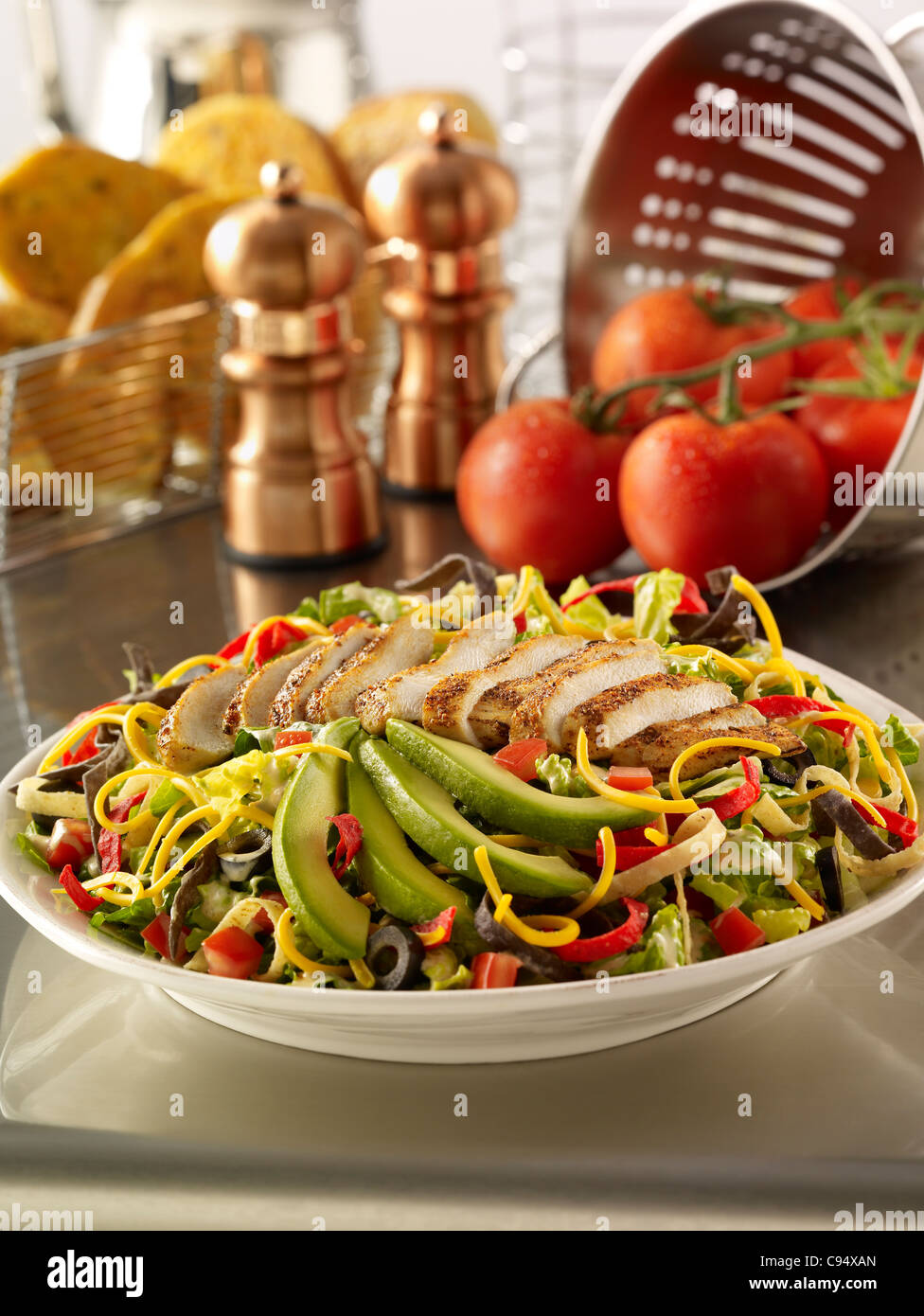 A sud-ovest di pollo con insalata di lattuga, pomodori, olive formaggio e fette di avocado Foto Stock