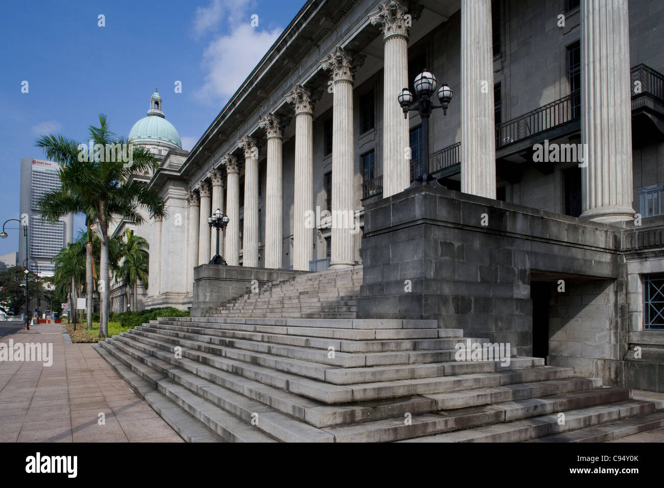 Il quartiere coloniale: St Andrews Road - City Hall & Corte suprema al di là Foto Stock