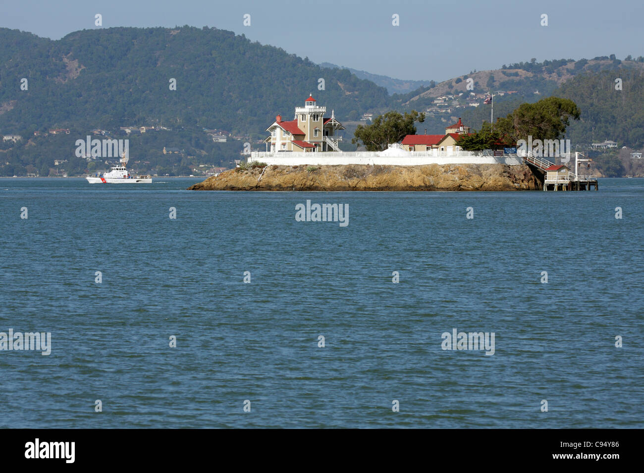 Guardacoste passa dal fratello est Stazione di luce al di fuori del punto Richmond nella Baia di San Francisco. Foto Stock