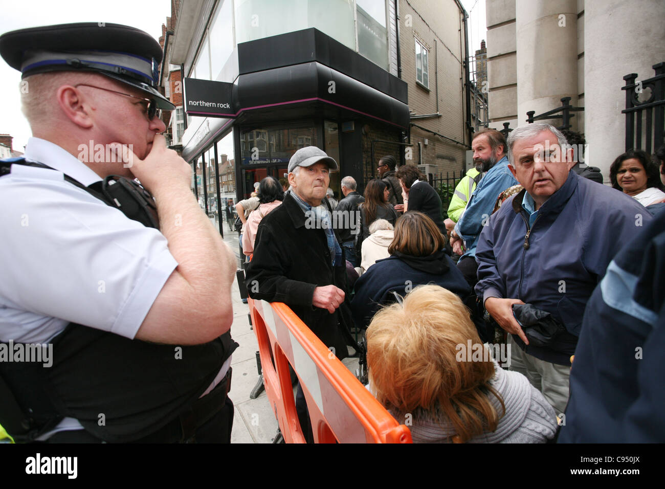 I clienti al di fuori della coda Northern Rock in Golders Green filiale per ritirare il risparmio, Londra Inghilterra, Regno Unito. Foto:Jeff Gilbert Foto Stock