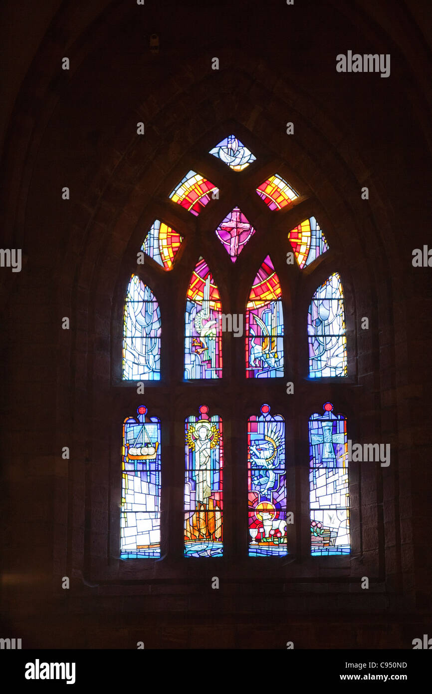 Le finestre di vetro macchiate in St Magnus Cathedral a Kirkwall sulla terraferma Orkney. Foto Stock