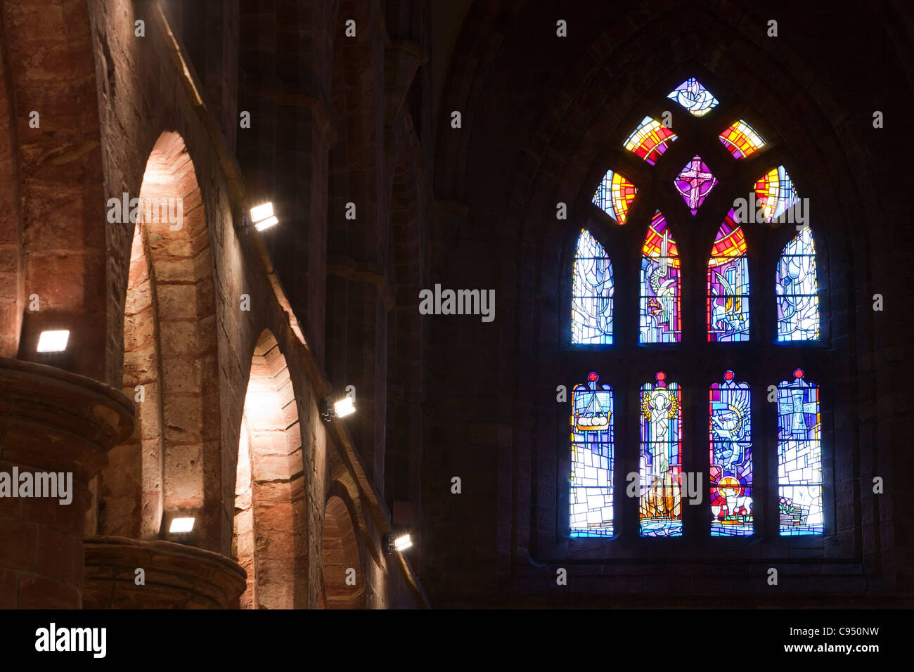 Le finestre di vetro macchiate in St Magnus Cathedral a Kirkwall sulla terraferma Orkney. Foto Stock