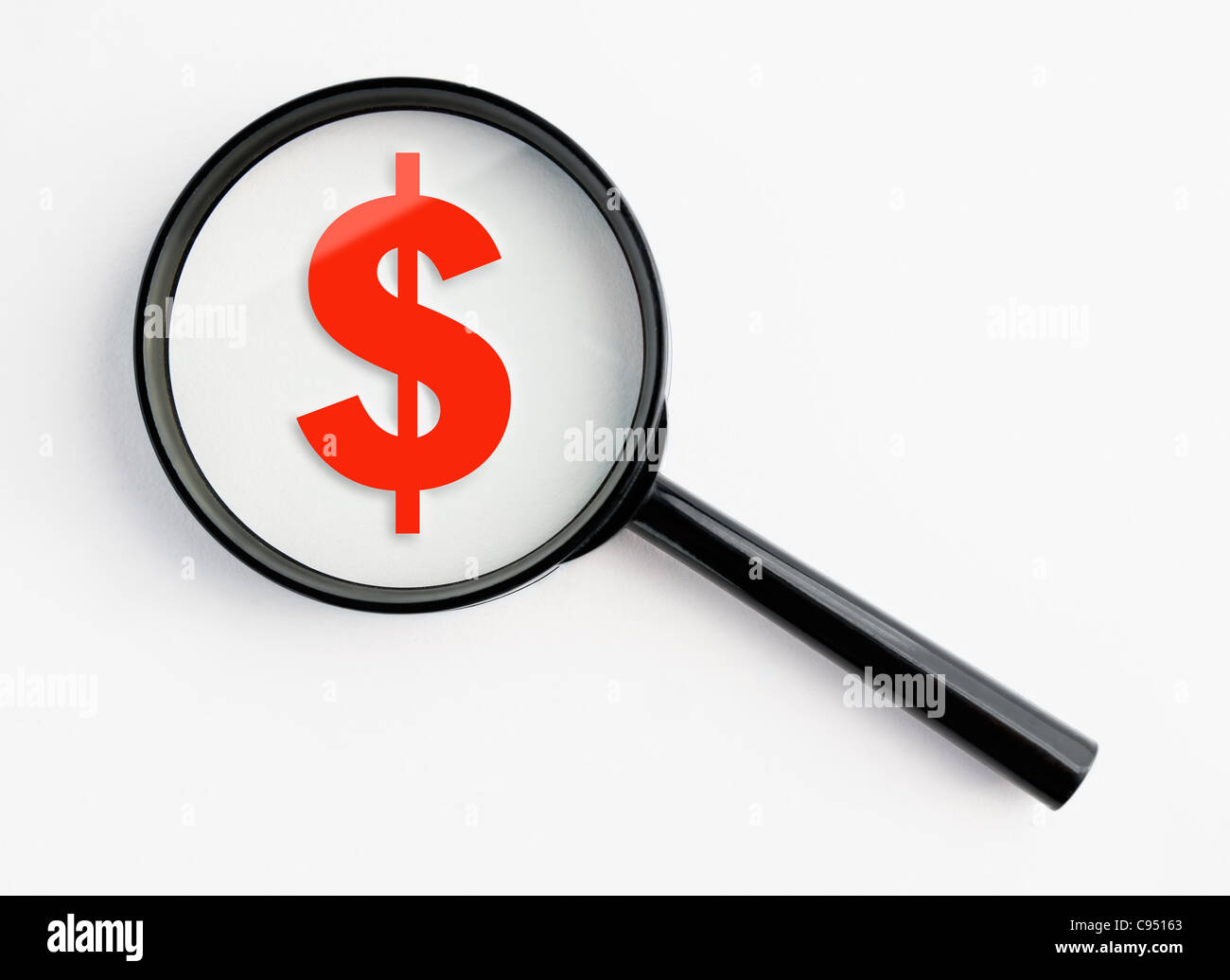 Simbolo del dollaro sotto una lente di ingrandimento, con sfondo isolato Foto Stock
