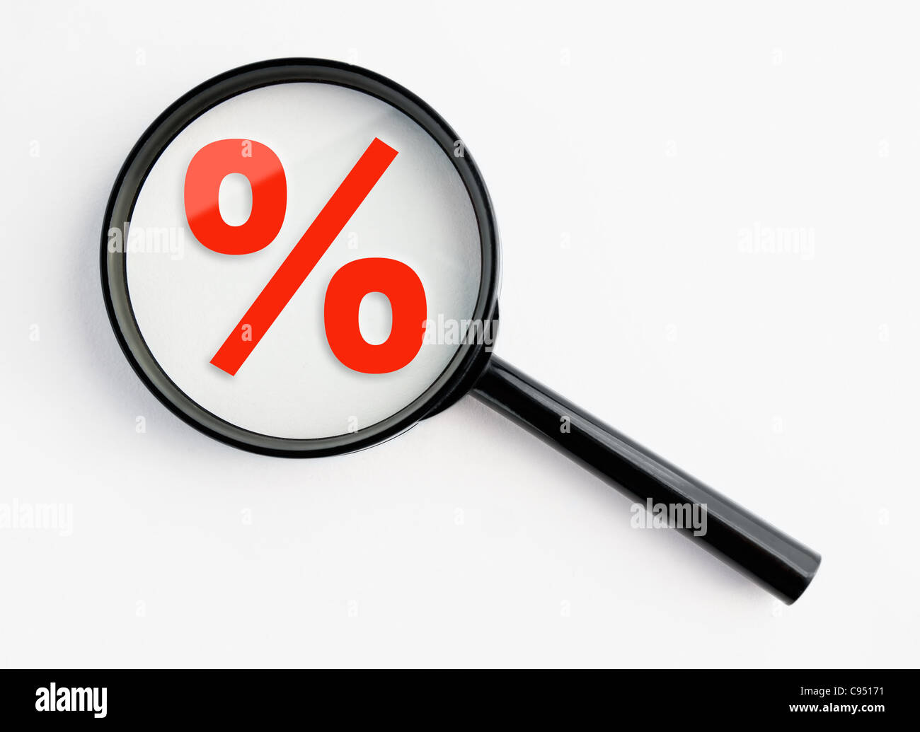 Segno di percentuale sotto una lente di ingrandimento, con sfondo isolato Foto Stock
