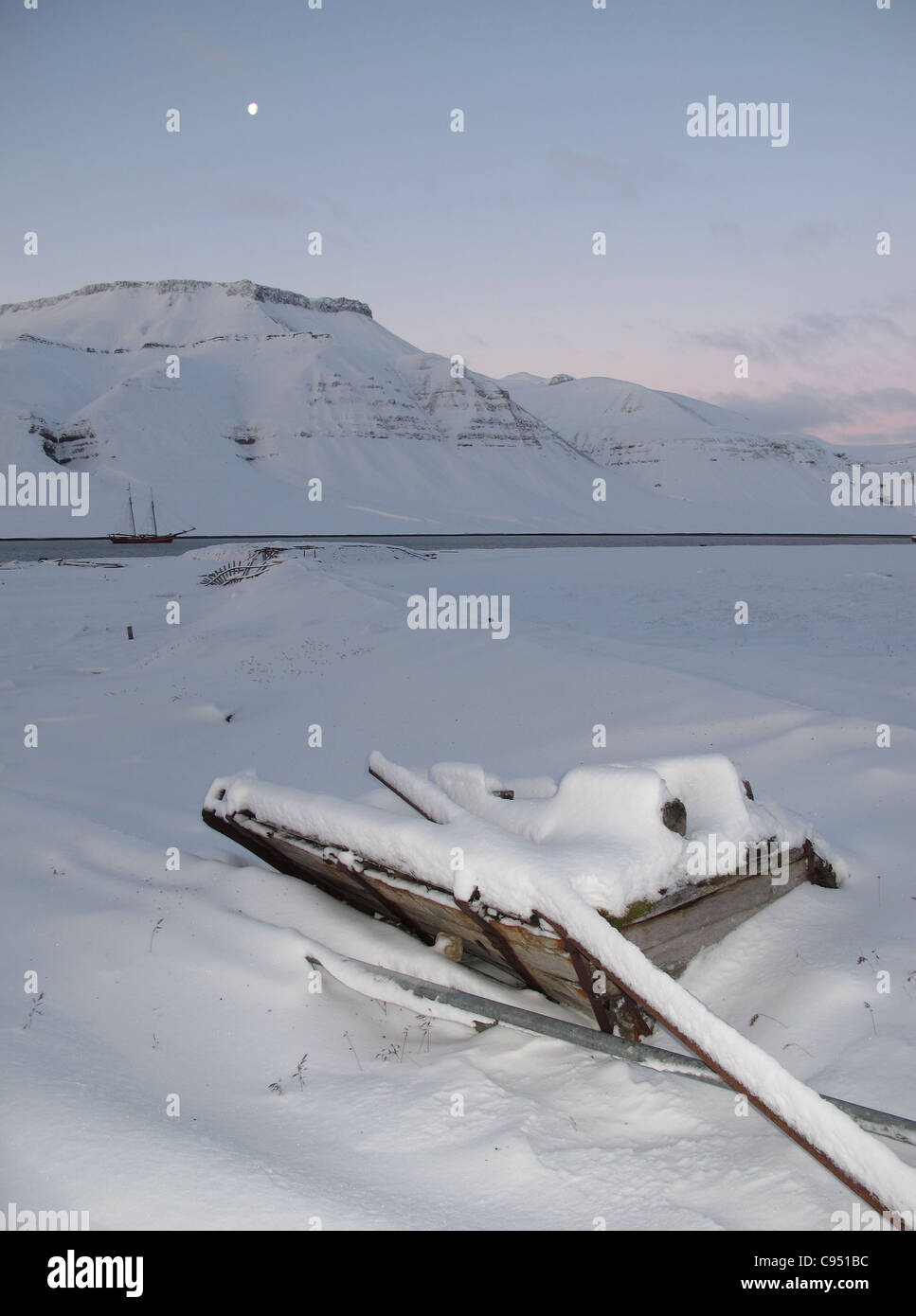 Resti di una vecchia miniera di gesso in Skansbukta con la nave a vela " Noorderlicht' in background, Spitsbergen Foto Stock