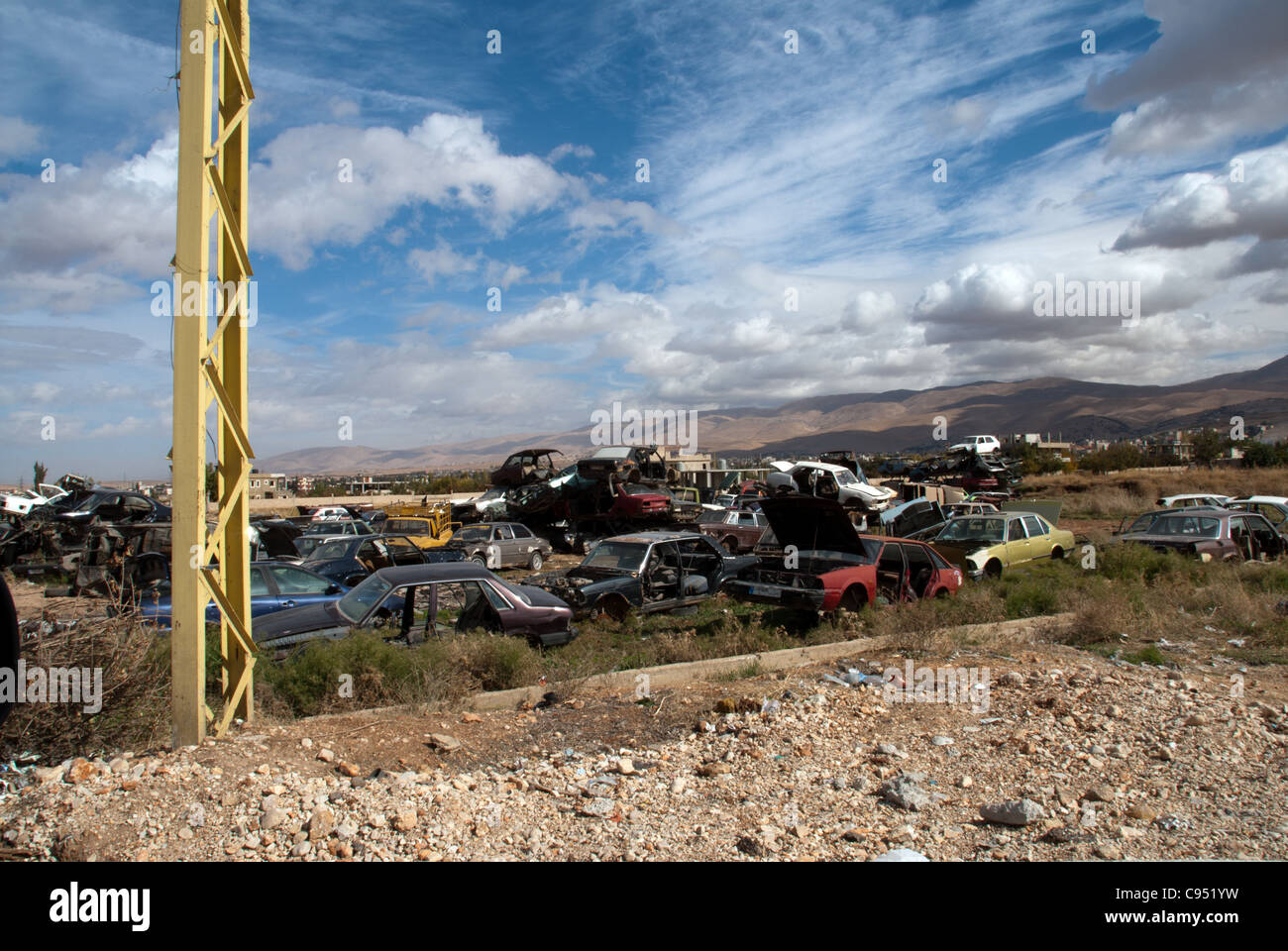 Auto usate di cimitero Bekaa Valley Libano Foto Stock