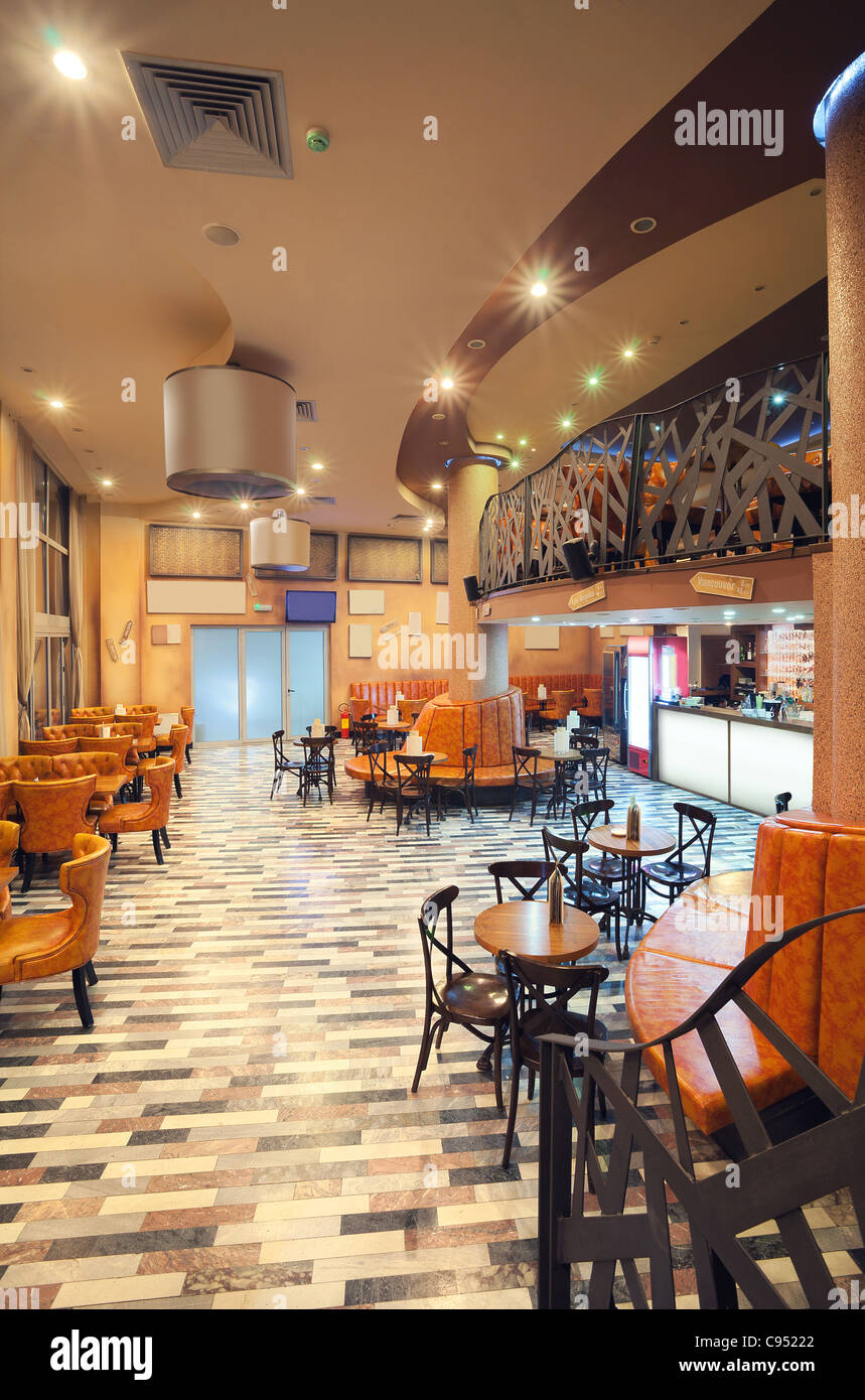 Interno di un ristorante moderno, dal design classico e di notte. Foto Stock
