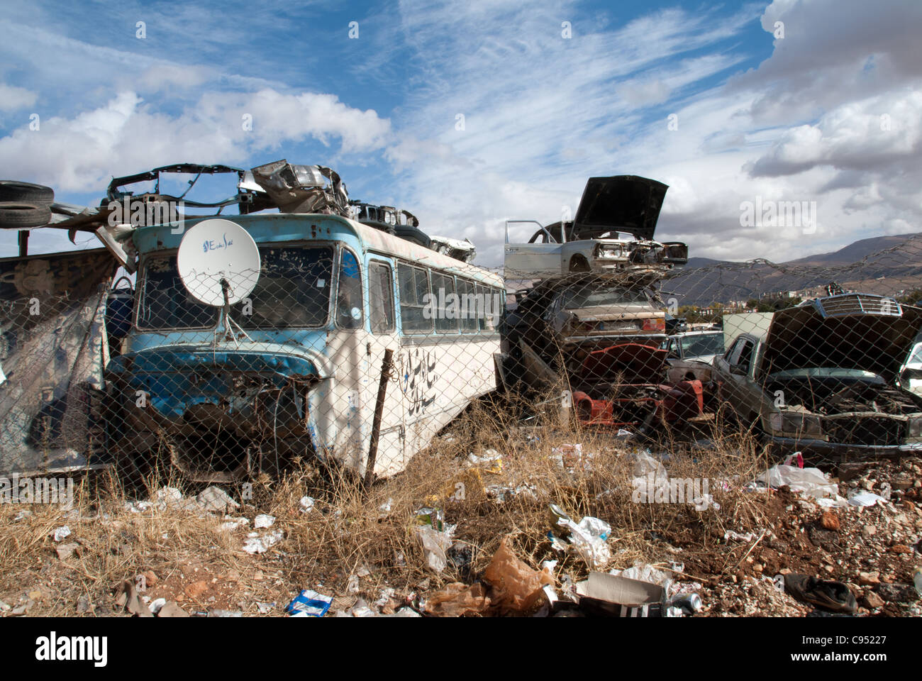 Auto usate di cimitero Bekaa Valley Libano Foto Stock