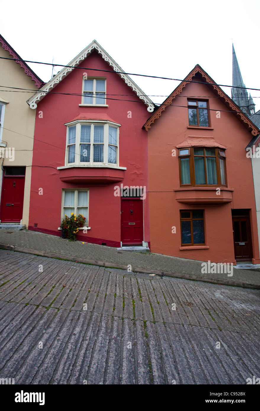 Il colorato mazzo di carte case, Cobh, costruito su una ripida strada in pendenza nella storica cittadina nel porto di Cork, Irlanda Foto Stock