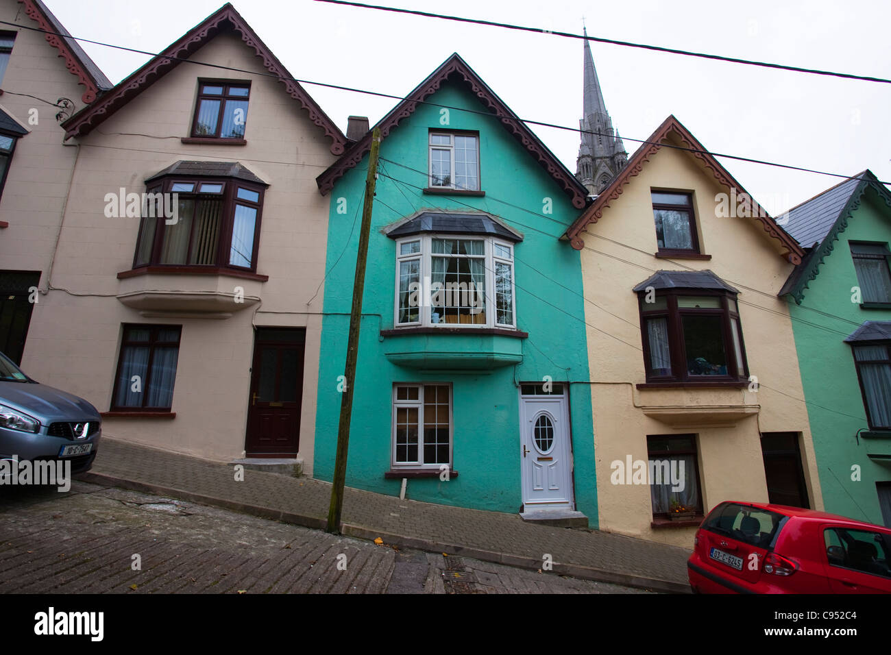 Il colorato mazzo di carte case, Cobh, costruito su una ripida strada in pendenza nella storica cittadina nel porto di Cork, Irlanda Foto Stock