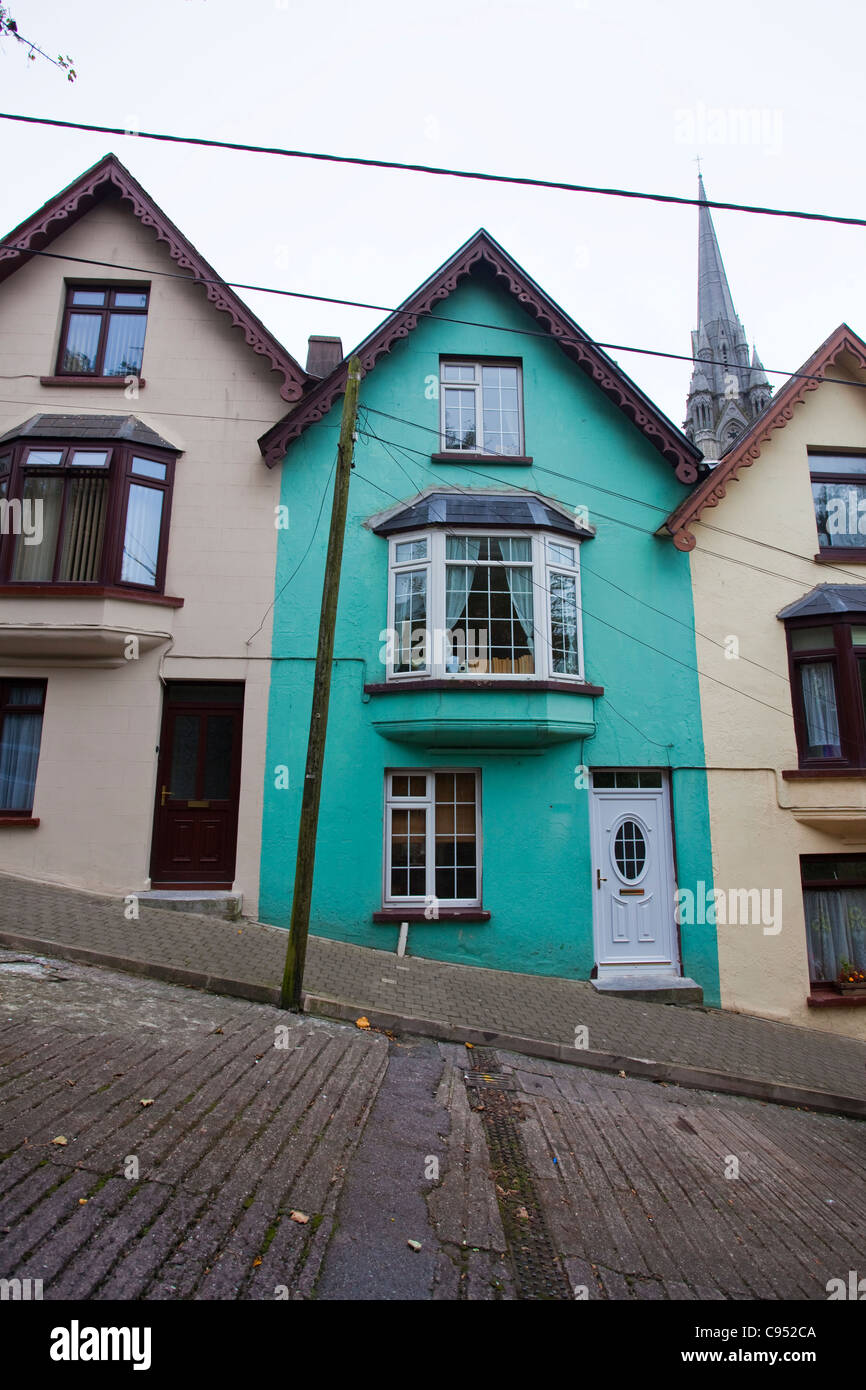 Il colorato mazzo di carte case, Cobh, costruito su una ripida strada in pendenza nella storica cittadina nel porto di Cork, Irlanda Foto Stock