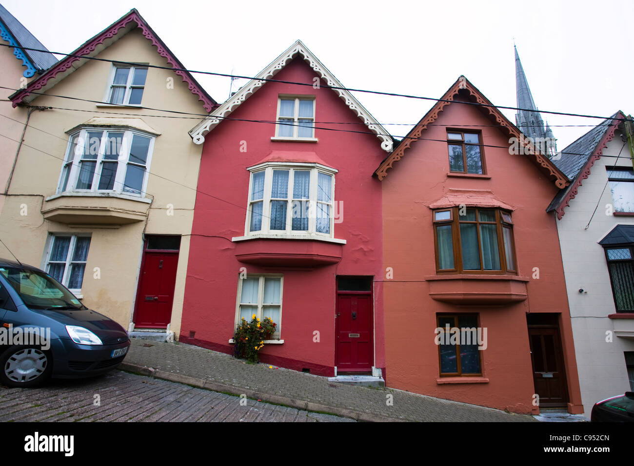 Il colorato mazzo di carte case, Cobh, costruito su una ripida strada in pendenza nella storica cittadina nel porto di Cork, Irlanda Foto Stock