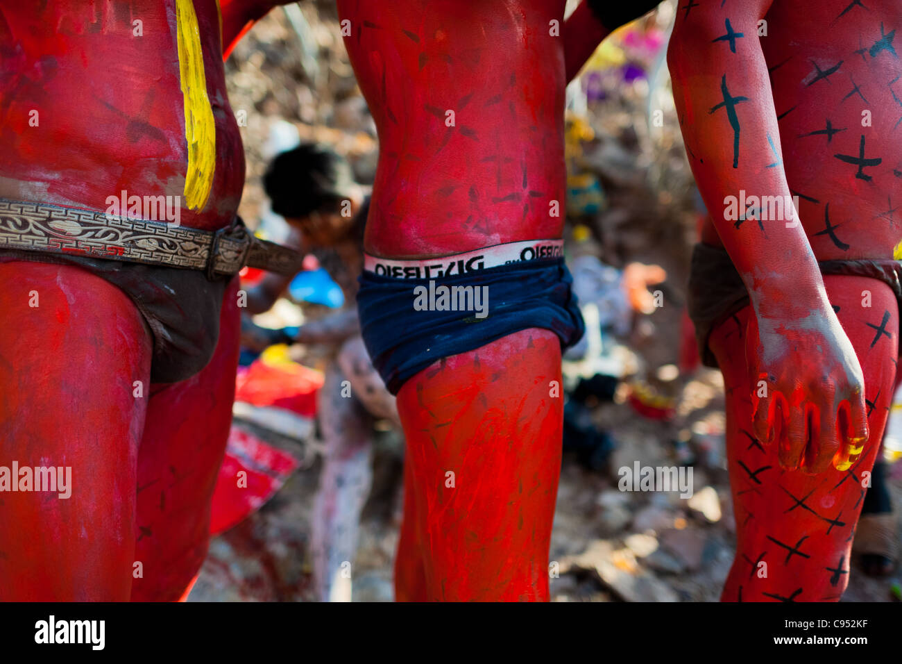 Cora indiani, con corpi dipinto in colore rosso, prepararsi per la cerimonia della settimana santa di Jesús María, Messico. Foto Stock