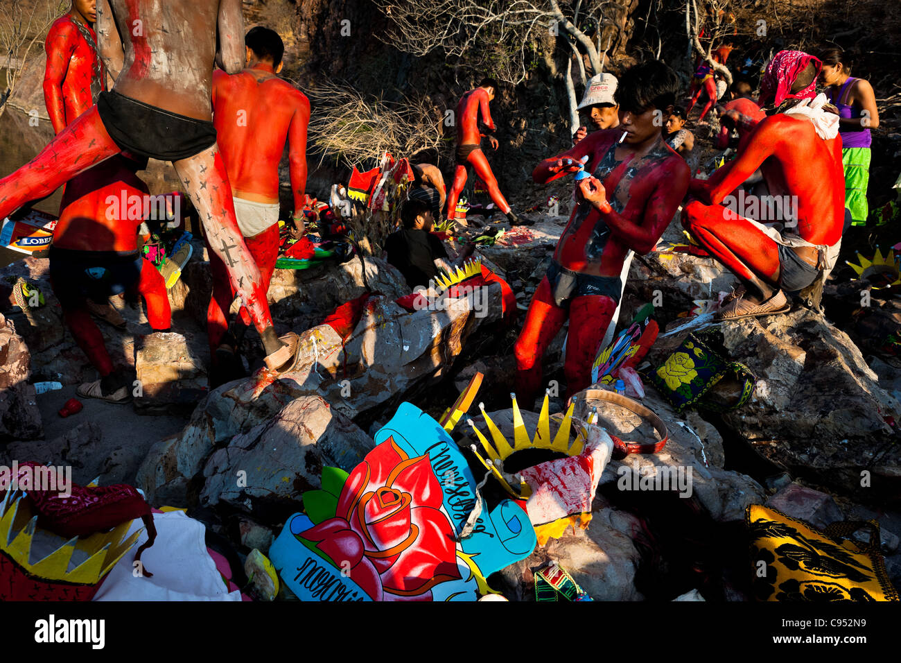 Cora ragazzi indiani si preparano per la celebrazione spirituale della settimana santa di Jesús María, Nayarit, Messico. Foto Stock