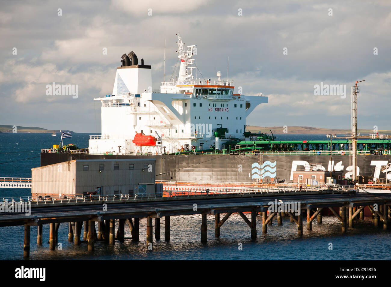 Una petroliera di caricamento con olio grezzo alla flotta terminale petrolifero in isole di Orkney, Scotland, Regno Unito. Foto Stock