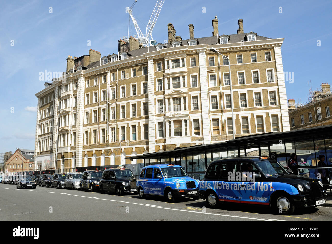 Taxi rank nella parte anteriore del grande Nord Hotel Kings Cross Stazione centrale di Londra Inghilterra Gran Bretagna REGNO UNITO Foto Stock