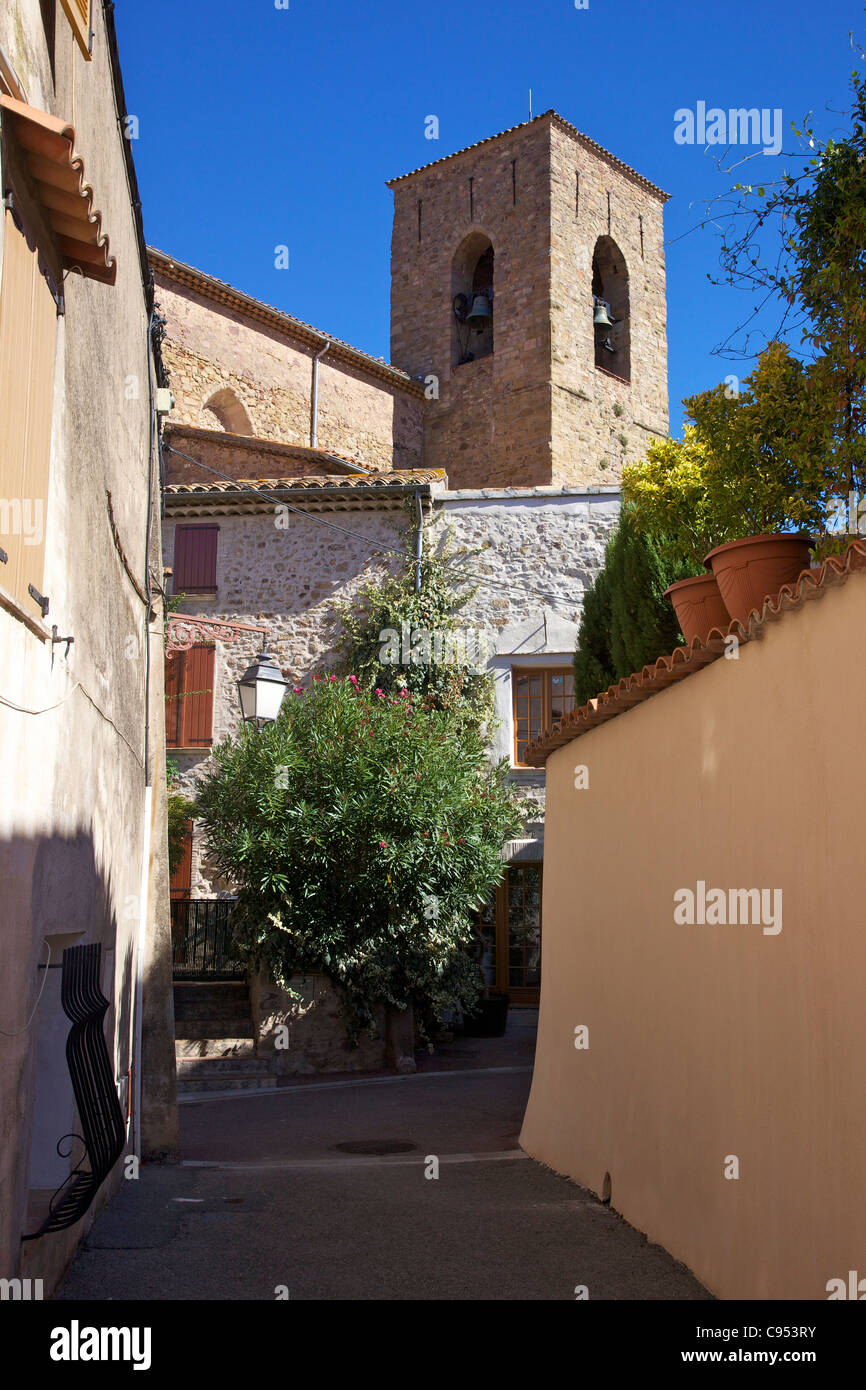 Stradine e il campanile di una chiesa, Roquebrune-sur-Argens, Var, Provenza Costa Azzurra, Francia Foto Stock