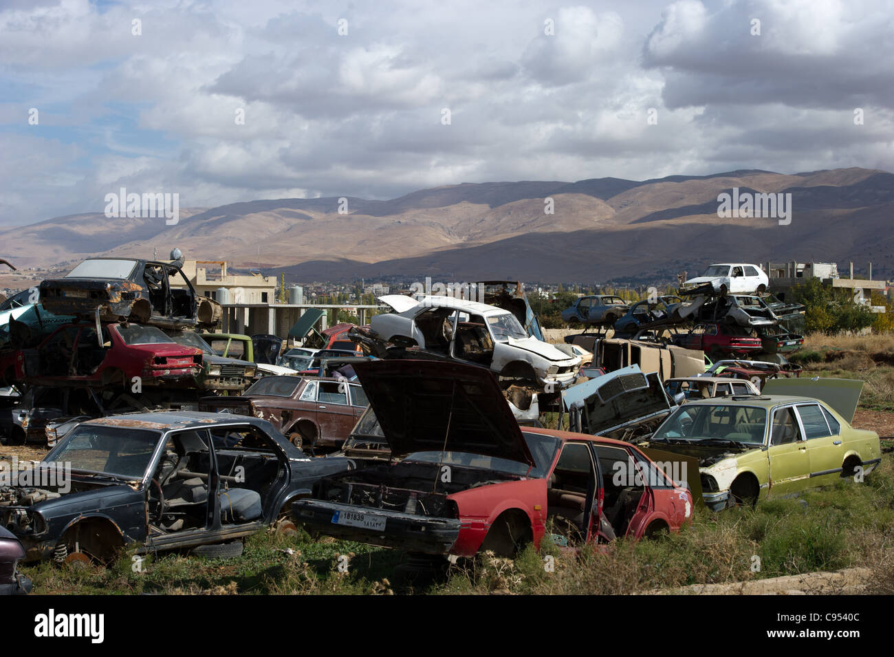 Auto usate di cimitero Bekaa Valley Libano Foto Stock