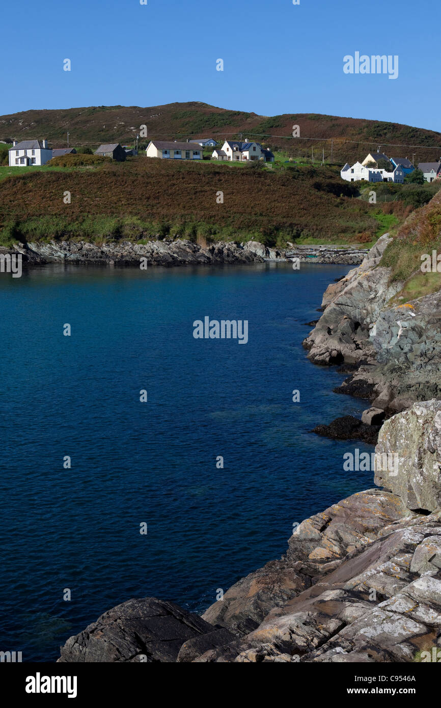 Case che si affaccia a sud sul Porto di Cape Clear Island, Irlanda la più meridionale isola abitata, al largo della costa di Co. Cork Foto Stock
