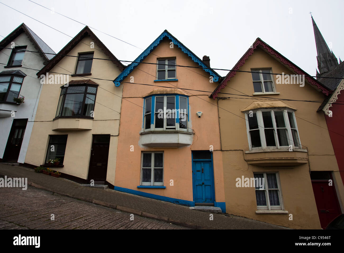 Il colorato mazzo di carte case, Cobh, costruito su una ripida strada in pendenza nella storica cittadina nel porto di Cork, Irlanda Foto Stock
