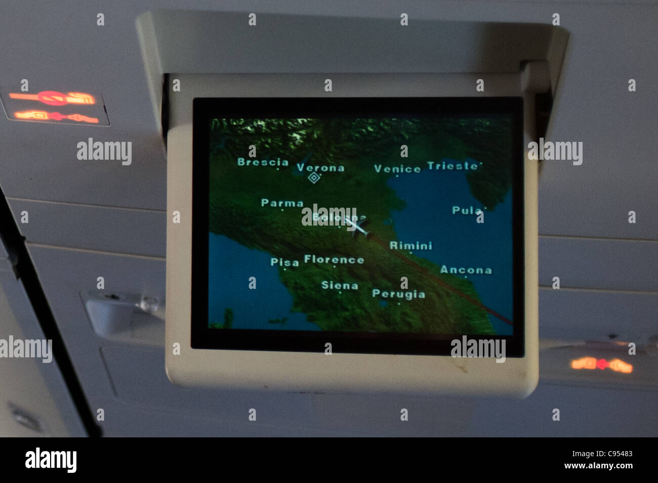 Aeromobile display GPS controlla il viaggio e il percorso verso la destinazione Verona Italia. Foto Stock
