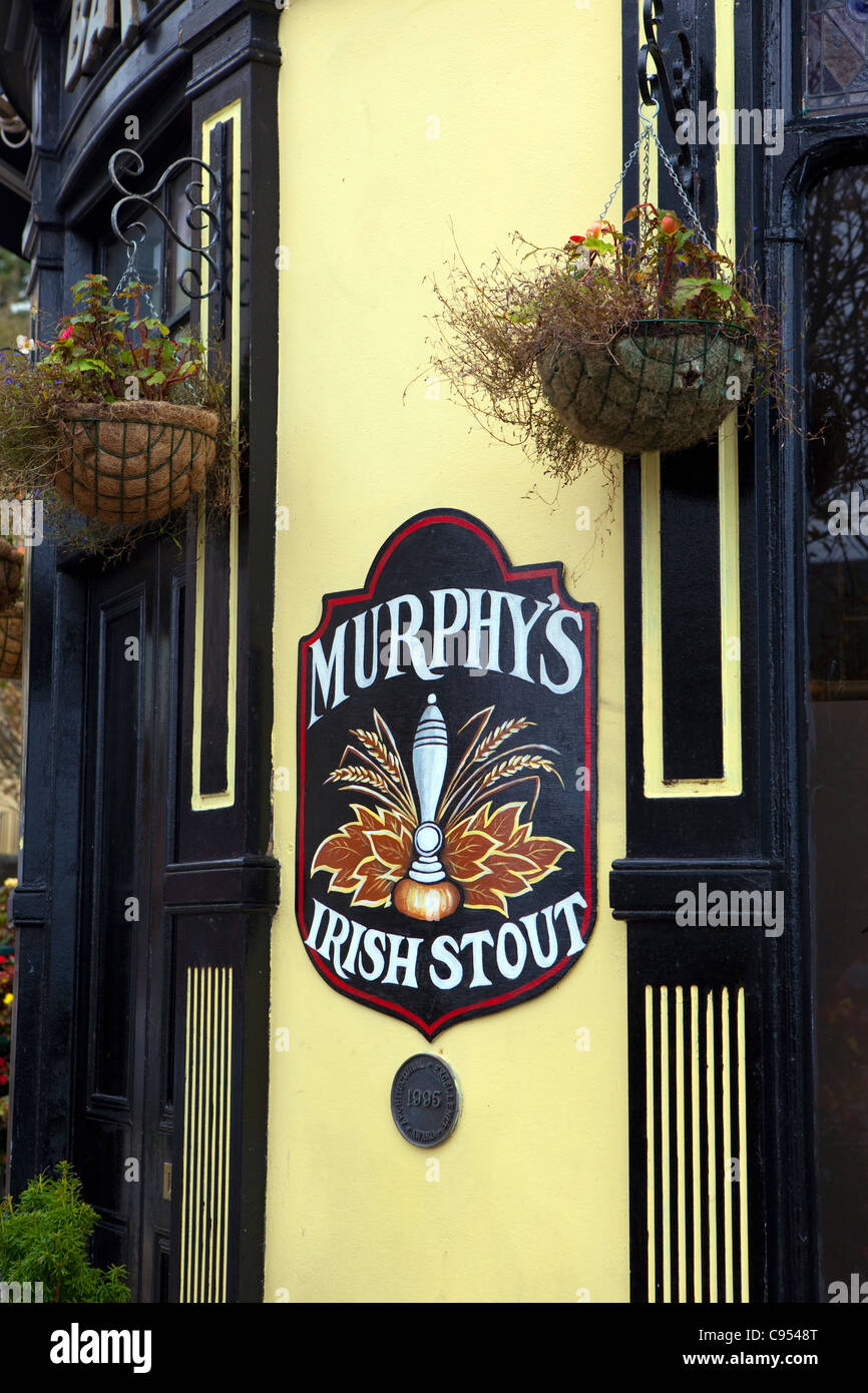 Murphy's Irish Stout firmare al di fuori di un pub, a Cobh, Cork, Irlanda. Murphy è un tappo di sughero-basato della marca di birra nera o stout. Foto Stock