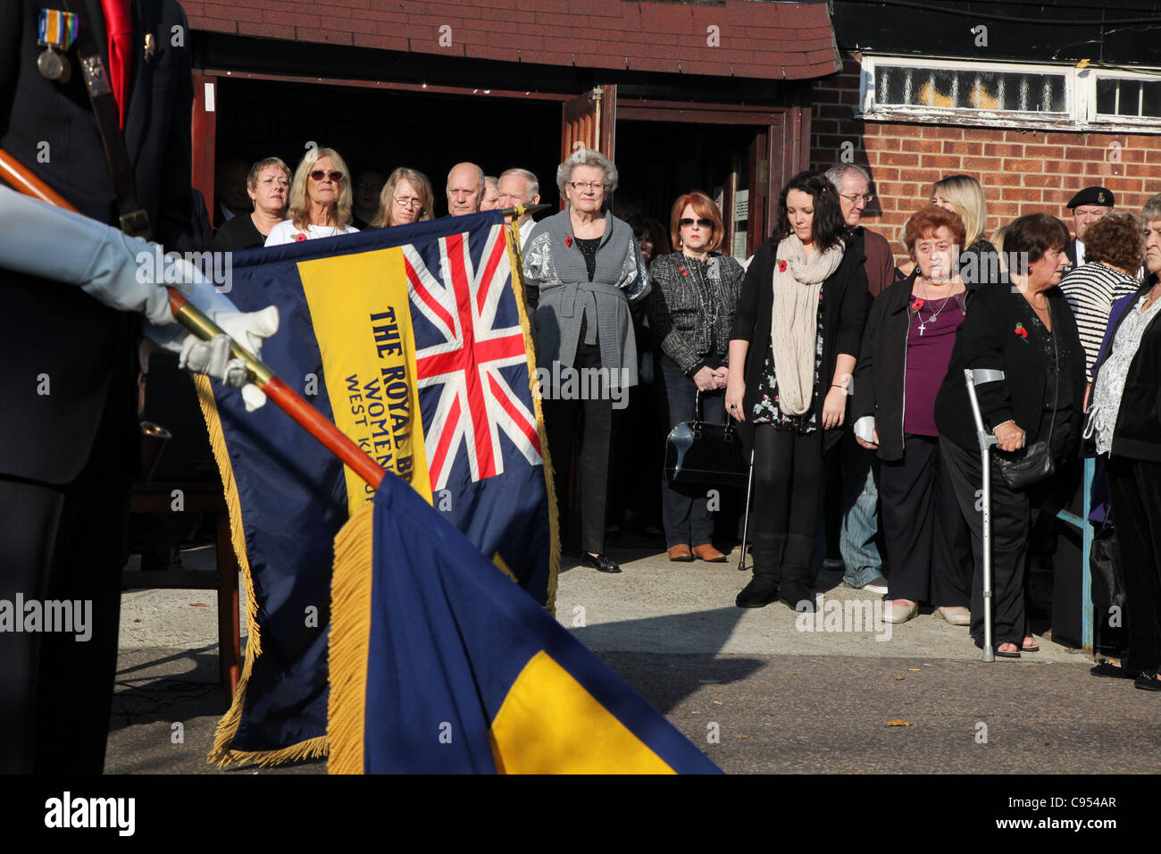 Due minuti di silenzio in ricordo di un servizio domenicale a Royal British Legion Club, Sud Kilburn Foto Stock