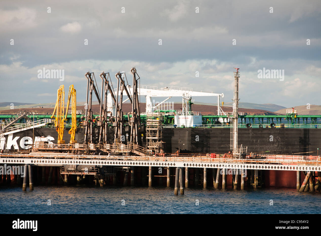 Una petroliera di caricamento con olio grezzo alla flotta terminale petrolifero in isole di Orkney, Scotland, Regno Unito. Foto Stock