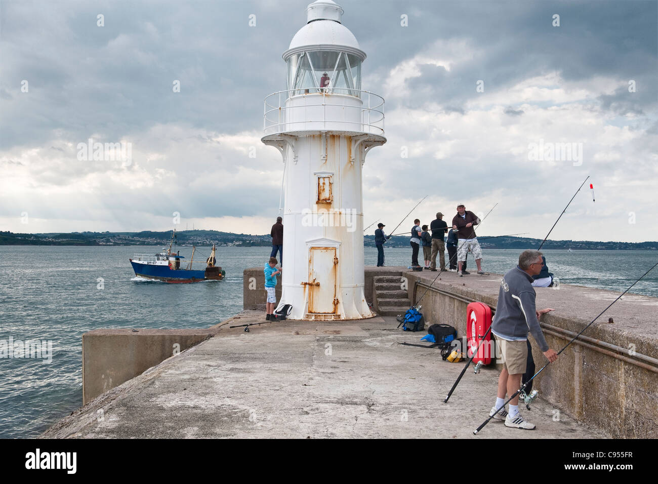 Brixham Pier Light alla fine del Brixham Breakwater, un luogo preferito dai pescatori, costruito tra il 1843 e il 1916. Devon, Regno Unito Foto Stock