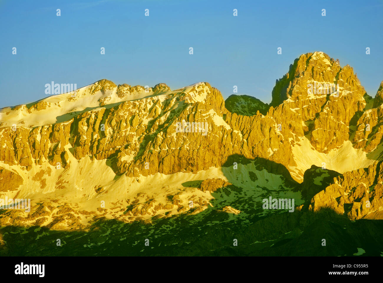 Il paesaggio delle Alpi italiane e le Dolomiti della Val di Fassa Foto Stock