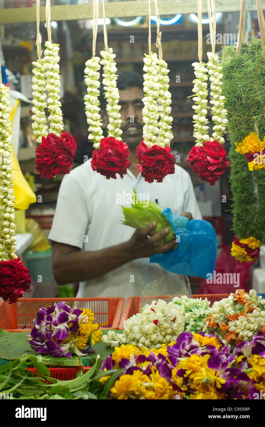 Ghirlande di fiori sono vendute in Little India di Singapore, nel mese di Dewali Foto Stock