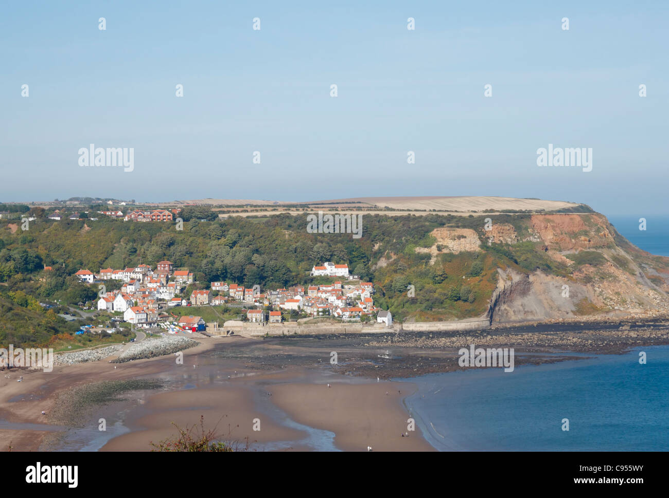 Vista di Runswick Bay Village e la spiaggia con la bassa marea dalla Cleveland modo sentiero. North Yorkshire, Inghilterra, Regno Unito Foto Stock