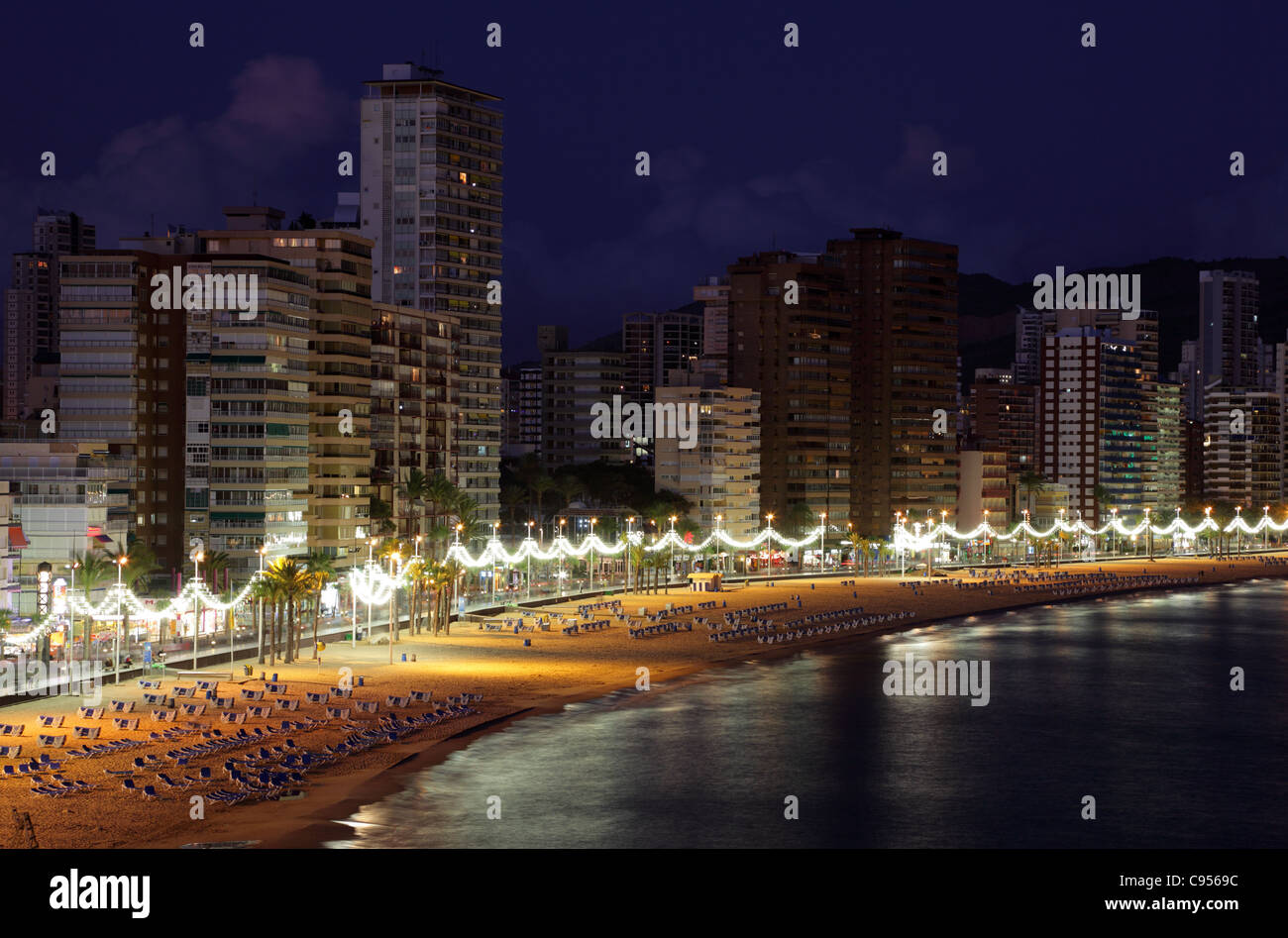 Spiaggia della località mediterranea di Benidorm a notte, Costa-Blanca, Spagna Foto Stock